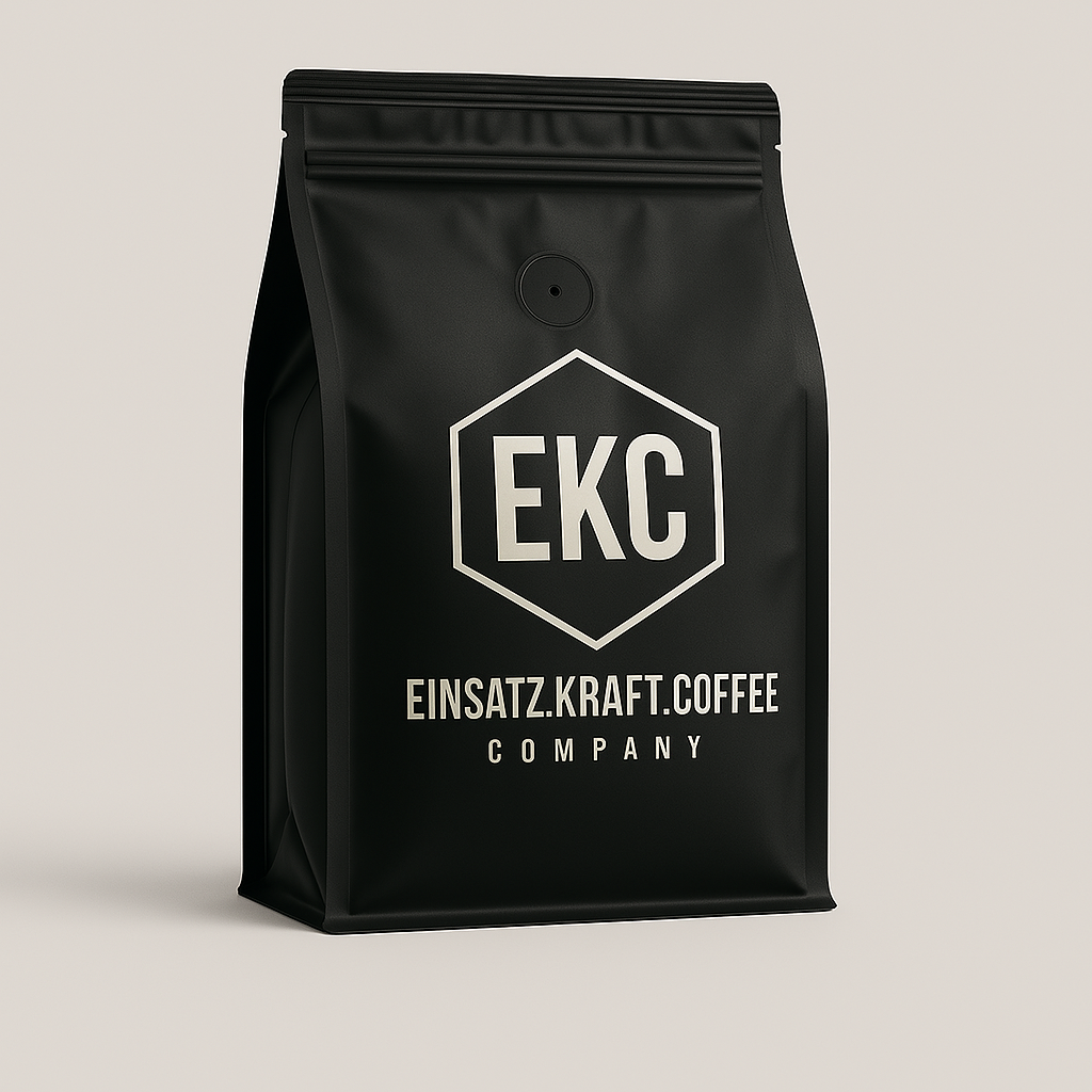 500g Einsatz.Kraft.Coffee – mattschwarze Kaffeeverpackung mit EKC-Logo auf hellem Hintergrund